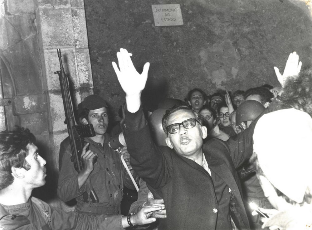 Dinis Miranda, primeiro preso político libertado na madrugada de 27 de Abril de 1974, saúda a população de Peniche. ©António Alves Seara - Museu Municipal de Peniche