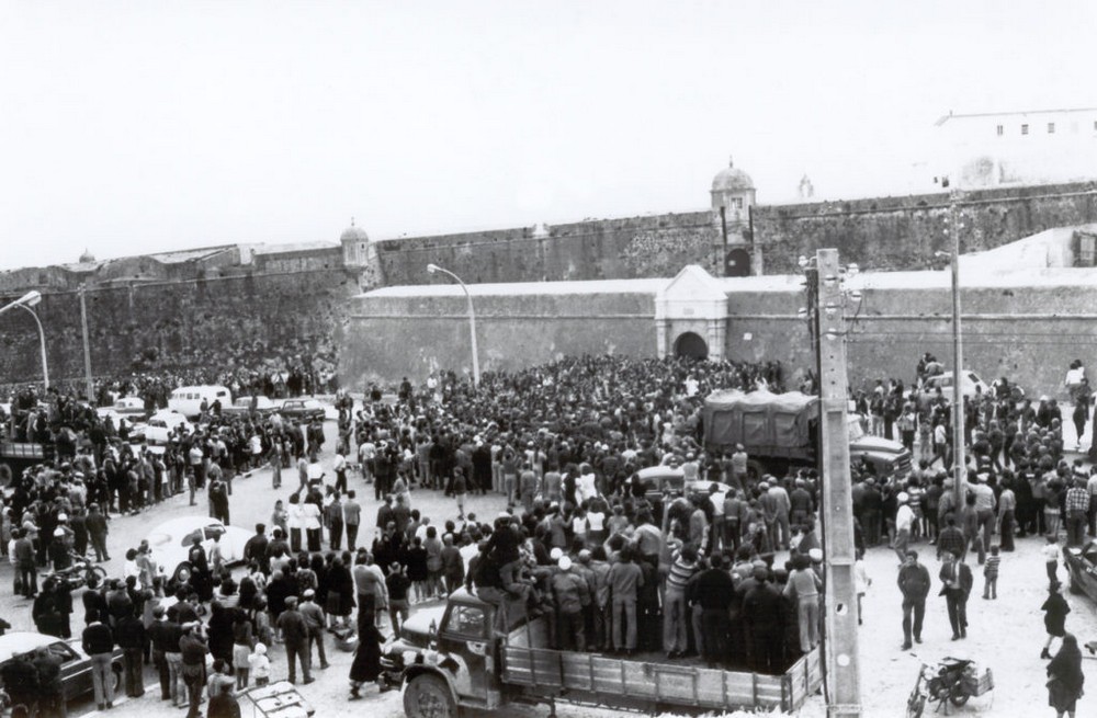 População concentrada junto à Fortaleza de Peniche aguardando a saída dos presos políticos a 26 de abril de 1974. ©Luís Correia Peixoto - Museu Municipal de Peniche