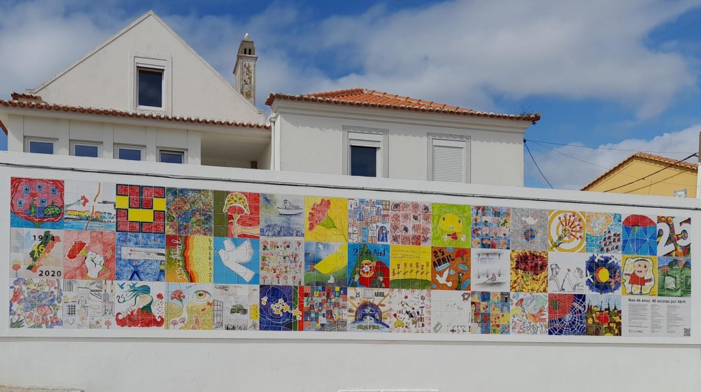 Mural ´O 25 de Abril nas Escolas`, encontra-se junto ao Museu Nacional Resistência e Liberdade- Fortaleza de Peniche.
