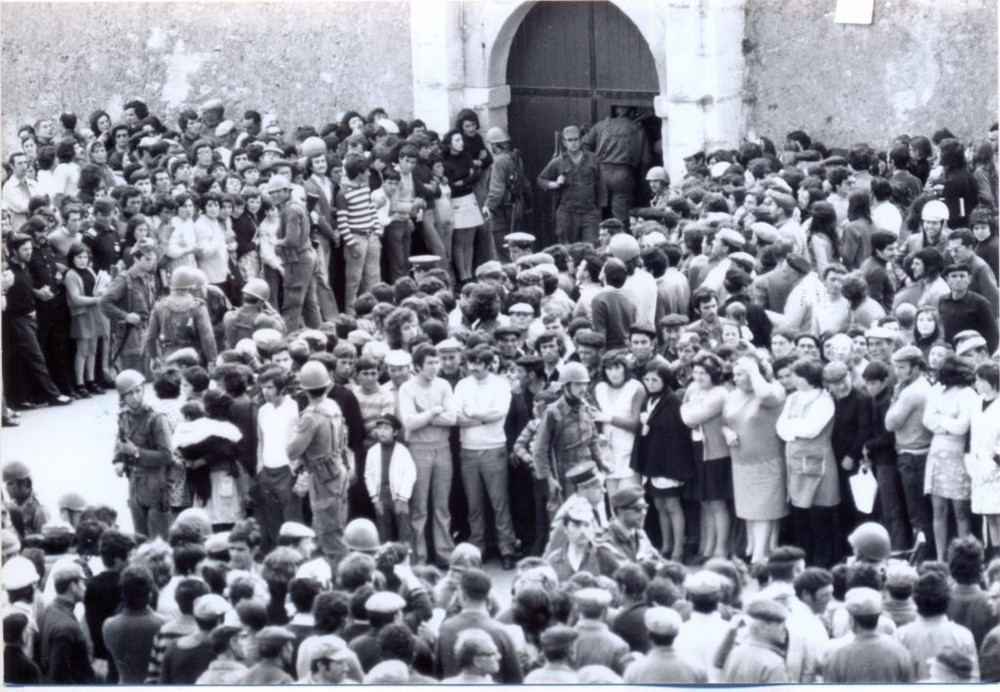 Esperando la liberación de los presos políticos de la prisión de Peniche