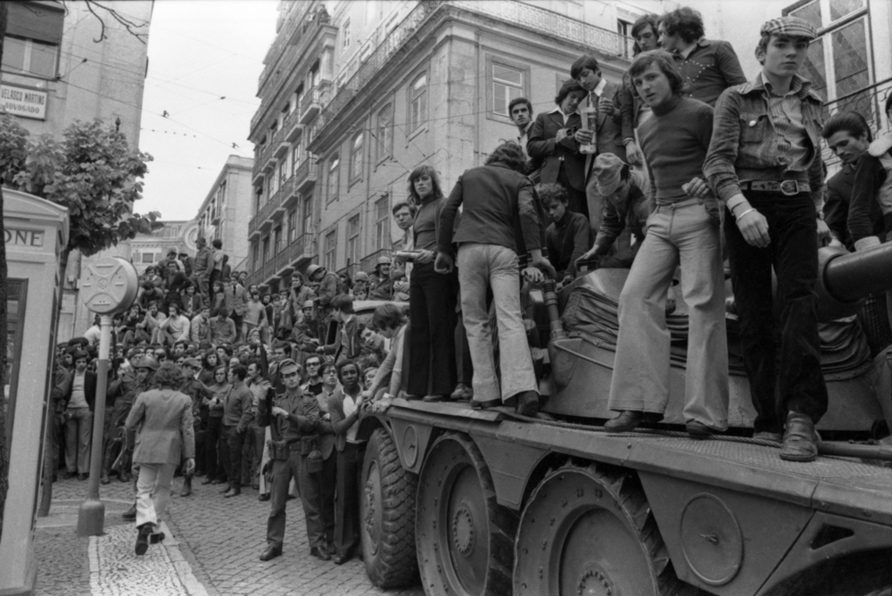 O Povo junta-se ao Movimento das Forças Armadas (MFA)