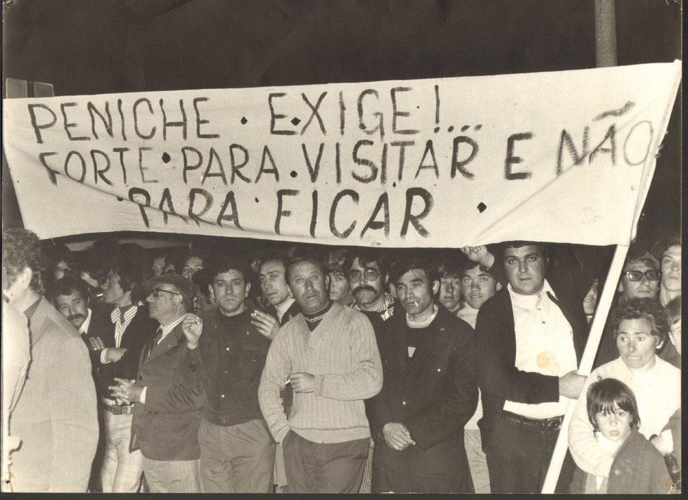 População concentrada junto à Fortaleza de Peniche aguardando a saída dos presos políticos a 26 de abril de 1974. ©Luís Correia Peixoto - Museu Municipal de Peniche