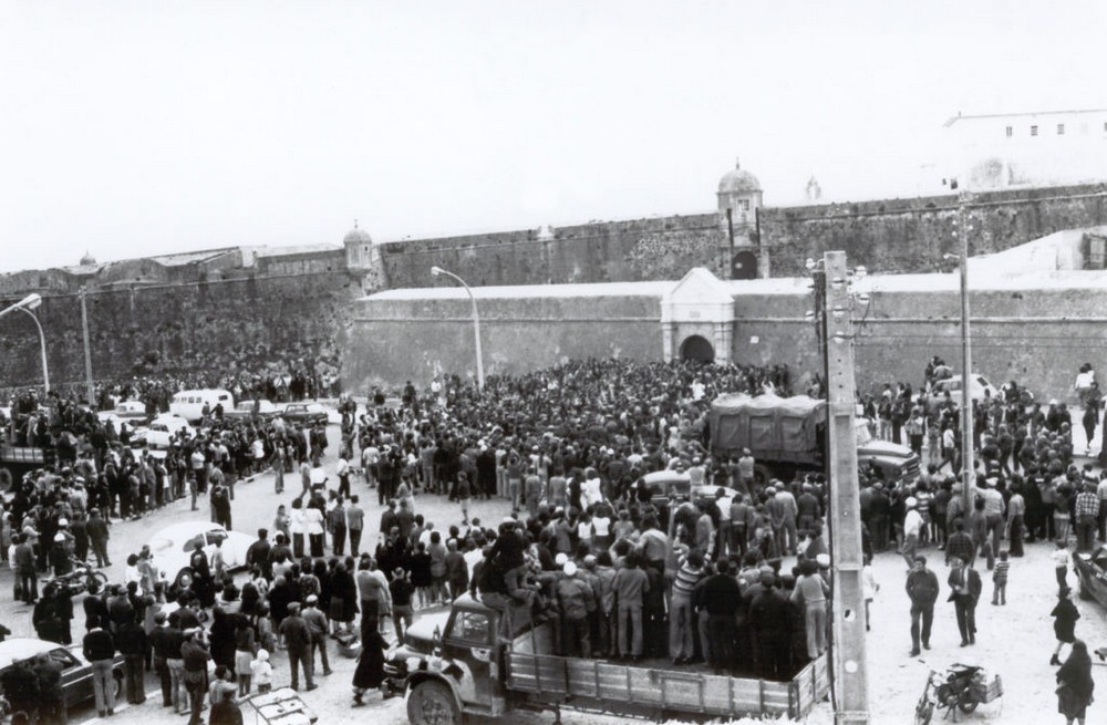 Pueblo concentrado junto à la Fortaleza de Peniche esperando la liberación de los presos políticos - 26 de abril de 1974. ©Luís Correia Peixoto - Museu Municipal de Peniche