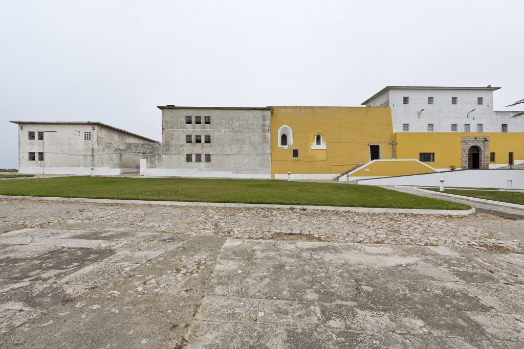 Vista dos pavilhões A, B e C e da Capela de Santa Bárbara | Antes da recuperação de fachadas